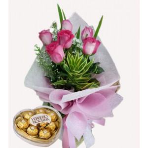6 pink Ecuadorian roses with heart shape Ferrero chocolates